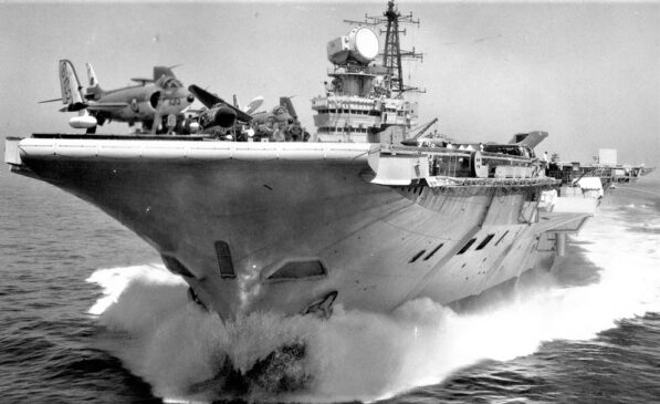 HMS Hermes, el portaaviones británico elegido para llevar armas nucleares durante la Guerra de Malvinas
