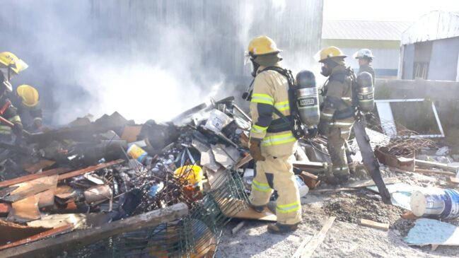 Investigan motivos de un incendio en una empresa de Río Grande