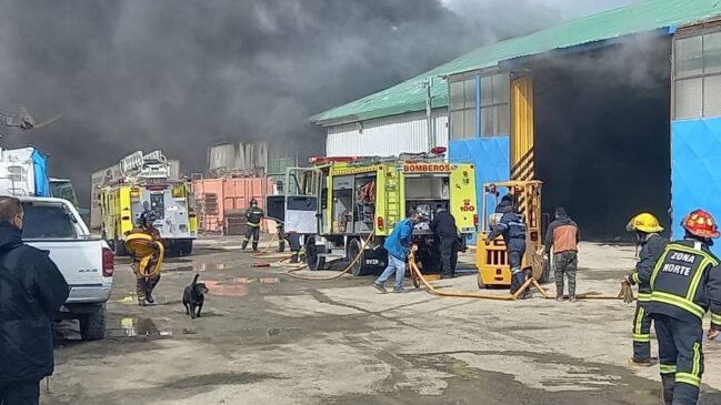 Fuego, humo y explosiones en una empresa de logística de Ushuaia