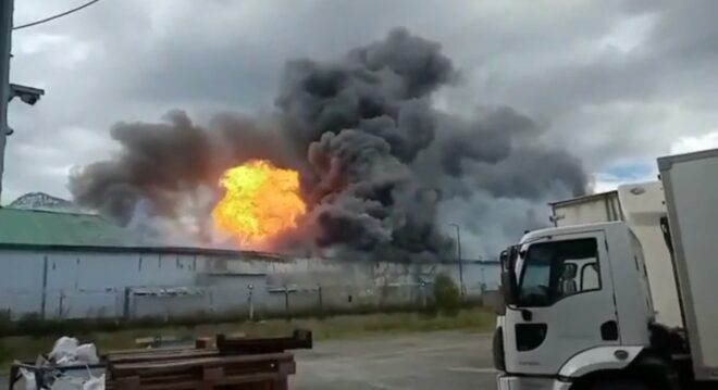 Fuego, humo y explosiones en una empresa de logística de Ushuaia