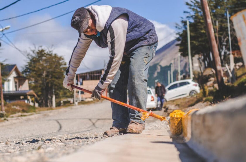 Realizan trabajos de acondicionamiento en la recientemente pavimentada calle Tucumán