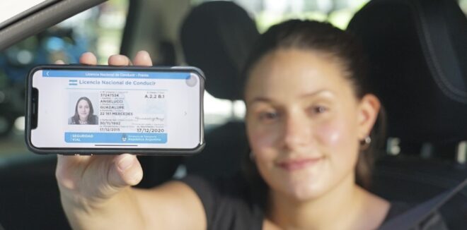 ¿Es legal mostrar la licencia de conducir digital o siempre hay que llevar la tarjeta física?