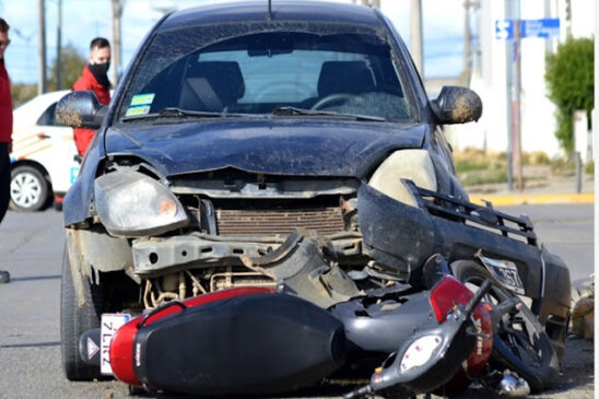 Motociclista resulta herido al chocar con un automóvil