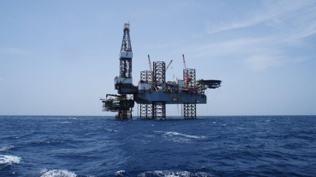 Prohibieron la actividad de una plataforma petrolera ilegal próxima a las islas Malvinas