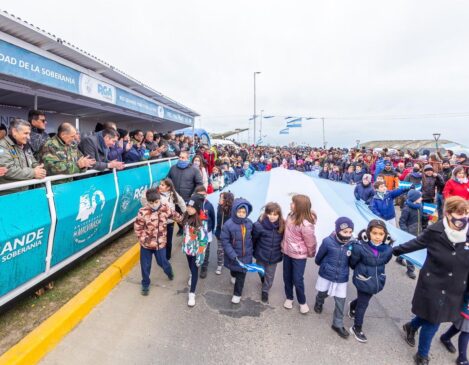 Unas 20 mil personas acompañaron los actos por Malvinas
