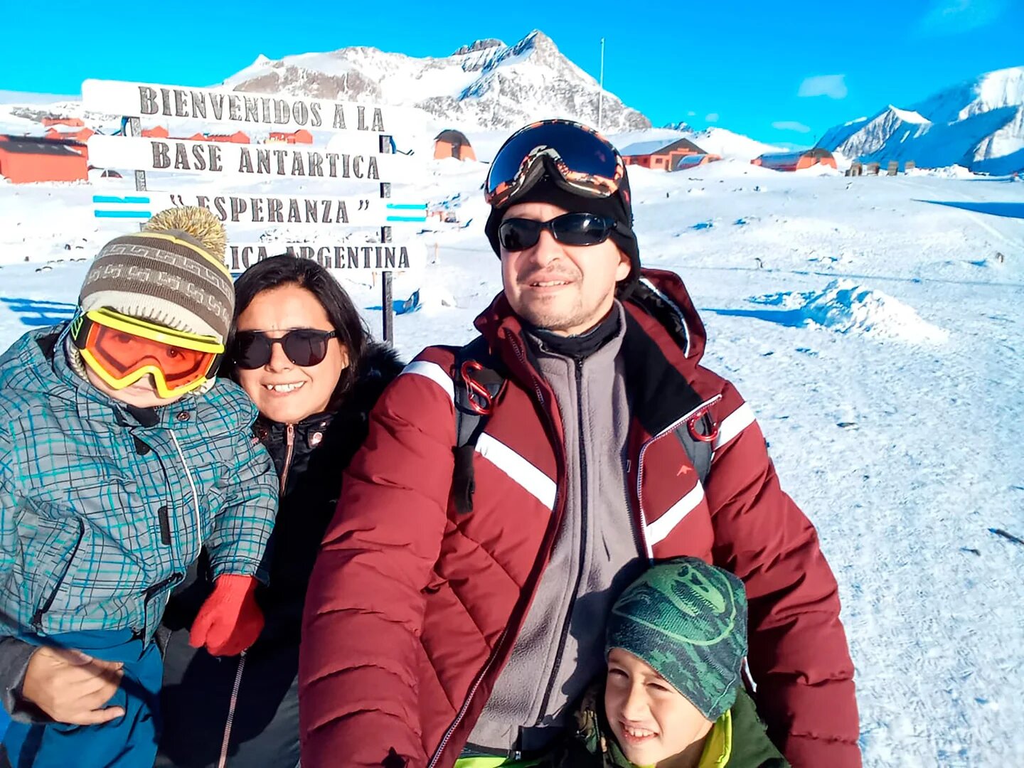 “Nos fuimos a la Antártida”: la pareja de docentes que dejó todo para enseñar en la escuela más austral del mundo