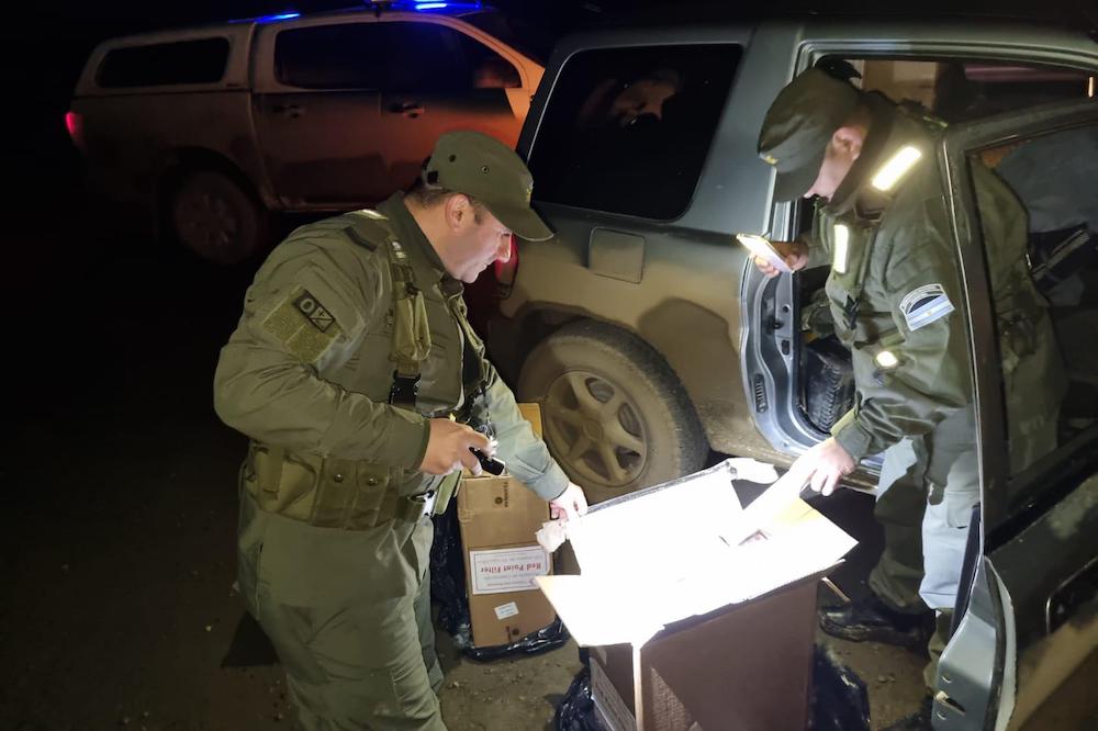 Gendarmería y Aduana incautaron miles de cigarrillos en una camioneta que trataba de cruzar la frontera hacia Chile