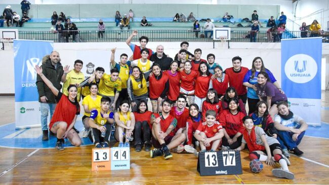 Unos 150 jugadores protagonizaron el partido de handball más largo del mundo