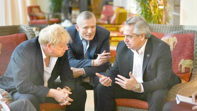 Alberto Fernández le dijo a Johnson que no habrá avance bilateral sin negociar Malvinas