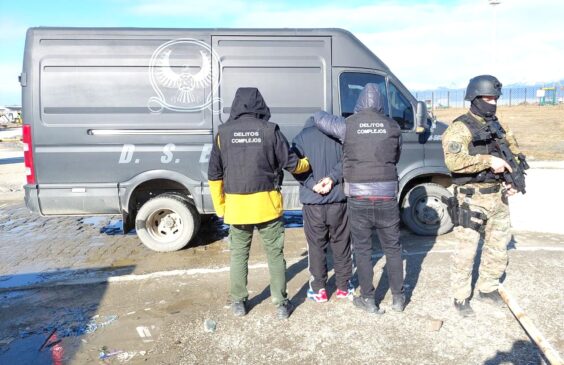 Arribaron a Ushuaia desde Buenos Aires otros dos acusados de estafar a ancianas