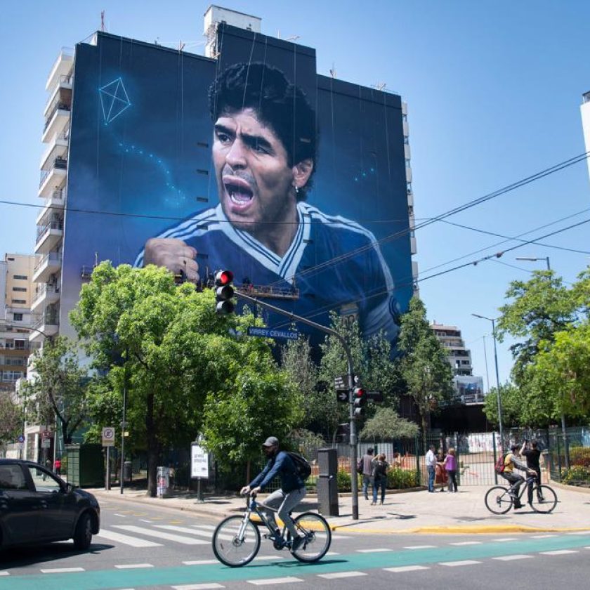 Homenaje cósmico: el rostro de Maradona se multiplica en muros de cara a su cumpleaños