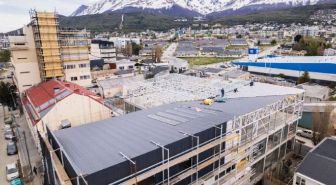 Obras Públicas avanza con el techado del Centro de Rehabilitación Ushuaia