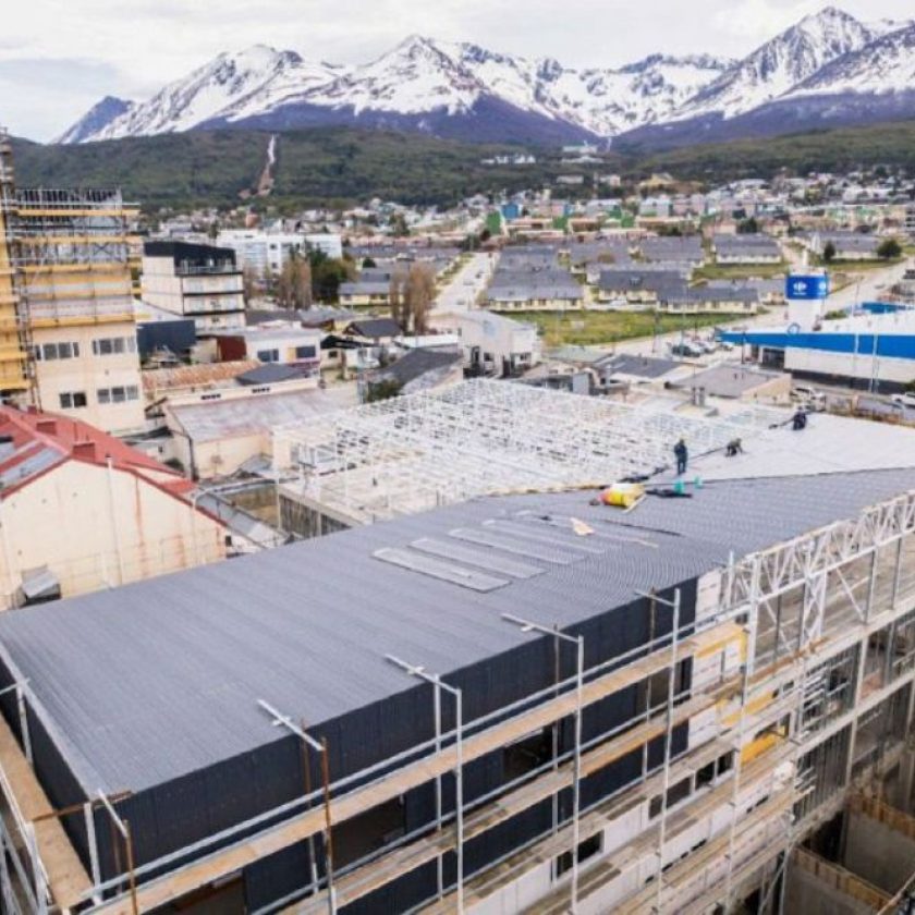 Obras Públicas avanza con el techado del Centro de Rehabilitación Ushuaia