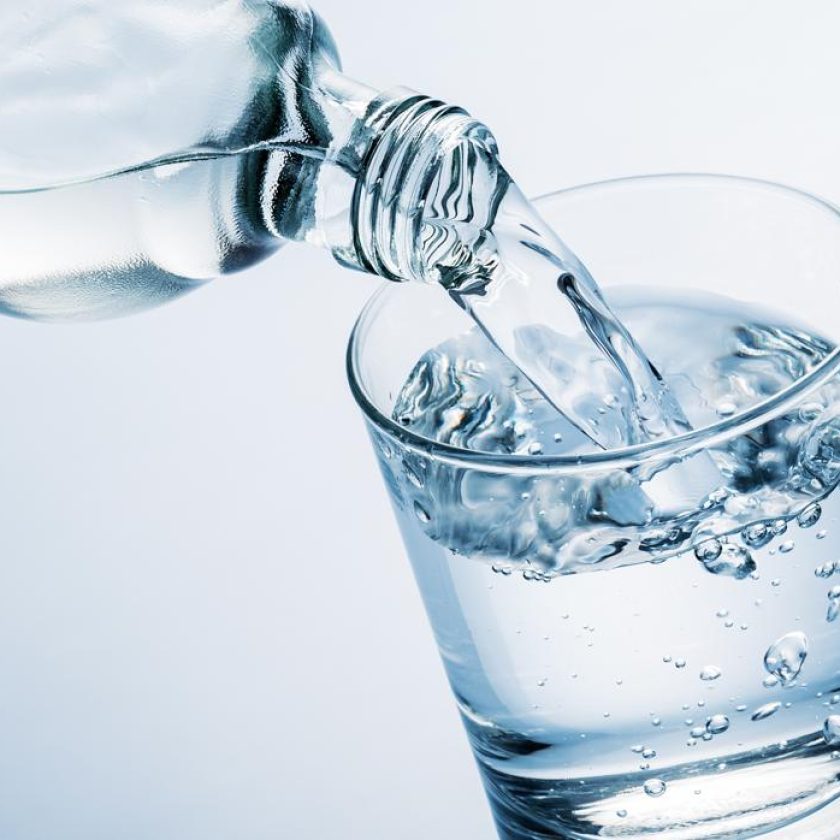 Tomar agua: un hábito clave para alcanzar la longevidad y permanecer saludable
