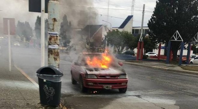 Se le incendió el vehículo en plena marcha