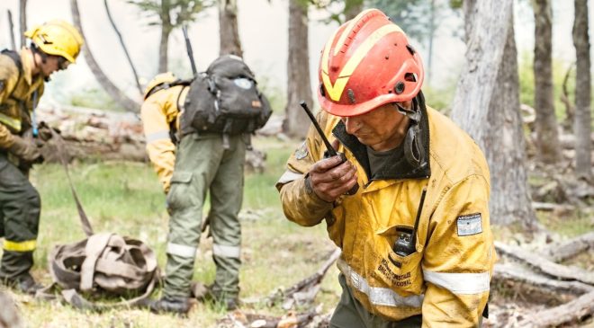 El fuego está cercado pero activo