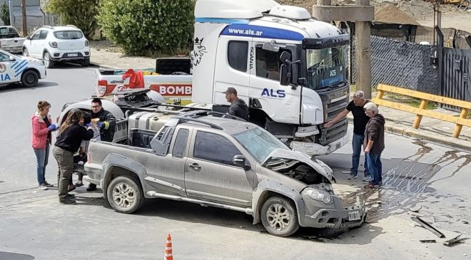 Choque entre una camioneta y un camión arroja un herido