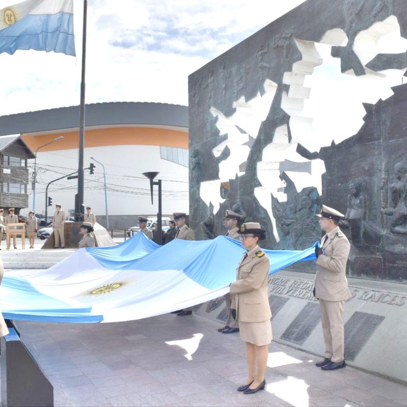 Se llevó a cabo el cambio de Pabellón que flamea en la Plaza Malvinas