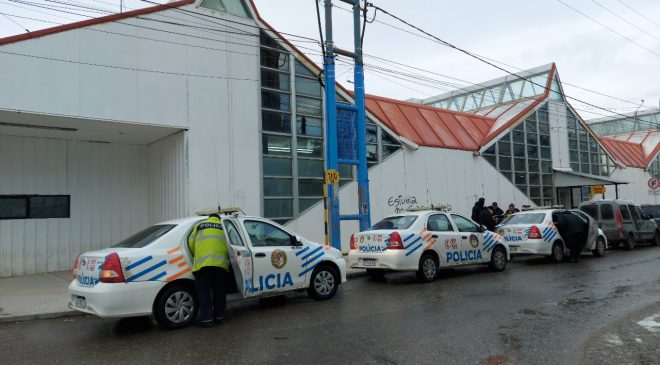 Motociclista resulta herido al chocar con un automóvil