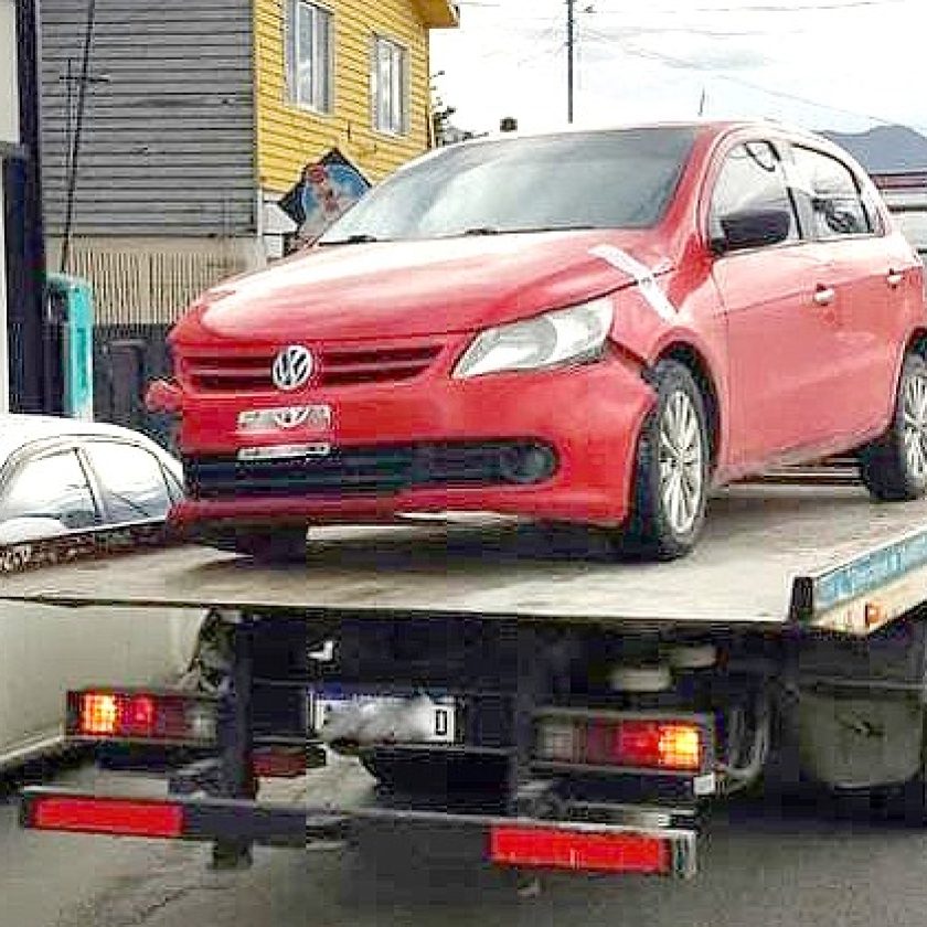 Por un descuido, chocó a cuatro vehículos estacionados