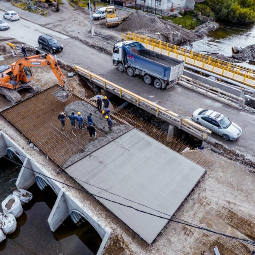 "En 20 días ya se podrá transitar por este lugar y comenzar a demoler el puente viejo", aseguró Castro