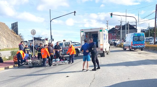 Choque entre una moto y una camioneta: 6 afectados