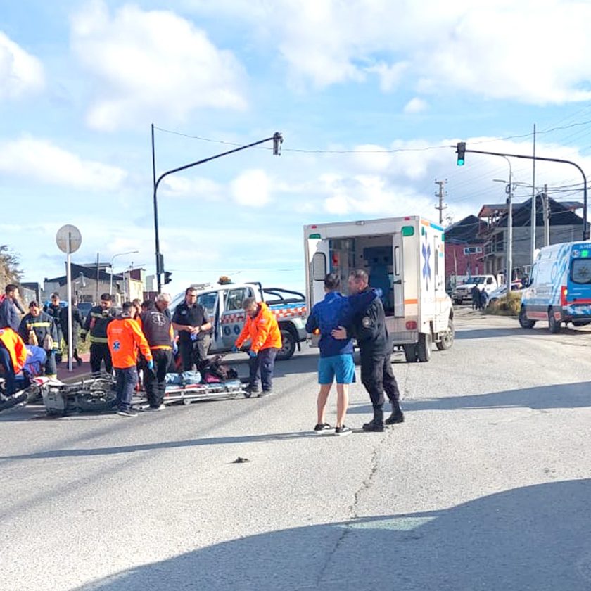 Choque entre una moto y una camioneta: 6 afectados