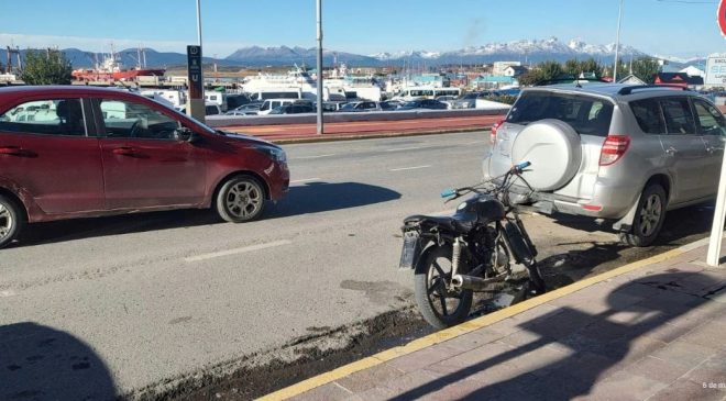 Herido y furioso, motociclista pateó un espejo retrovisor