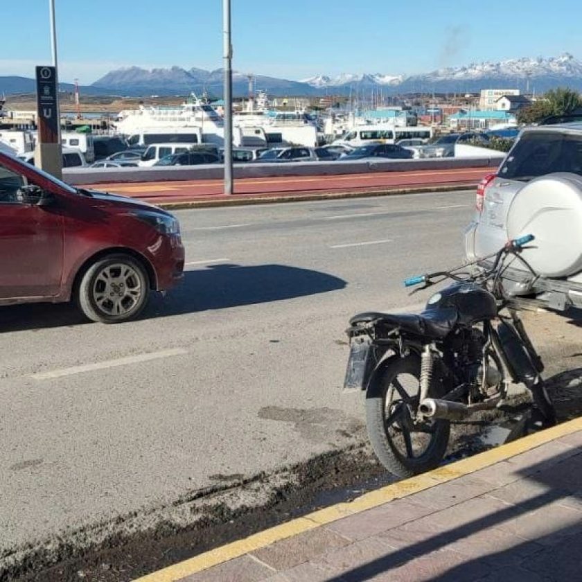 Herido y furioso, motociclista pateó un espejo retrovisor