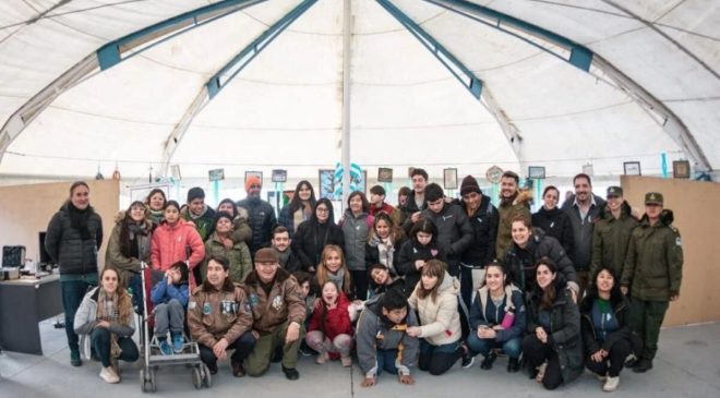 Escuelas e instituciones visitan permanentemente la Carpa de Malvinas