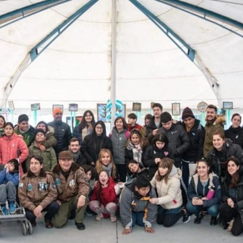 Escuelas e instituciones visitan permanentemente la Carpa de Malvinas