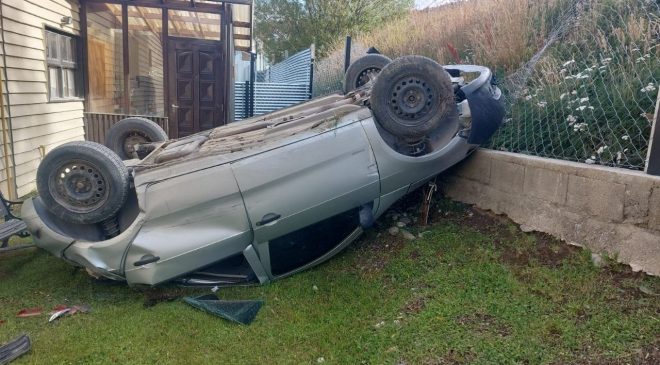 Un auto cayó dentro de un patio: no hubo víctimas