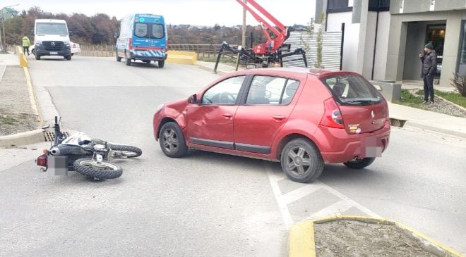 Conductora de una moto resulta lesionada al chocar con un automóvil