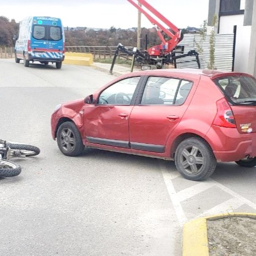 Conductora de una moto resulta lesionada al chocar con un automóvil