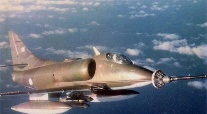 31 aviones y 64 bombas: el ataque masivo de la Fuerza Aérea que pudo cambiar el rumbo de la Guerra de Malvinas