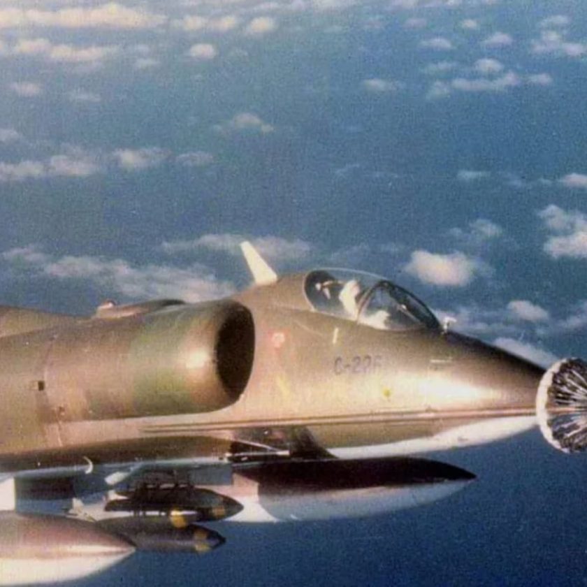 31 aviones y 64 bombas: el ataque masivo de la Fuerza Aérea que pudo cambiar el rumbo de la Guerra de Malvinas