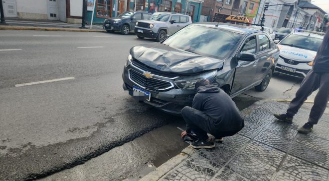 Choque entre un taxi y un furgón turístico
