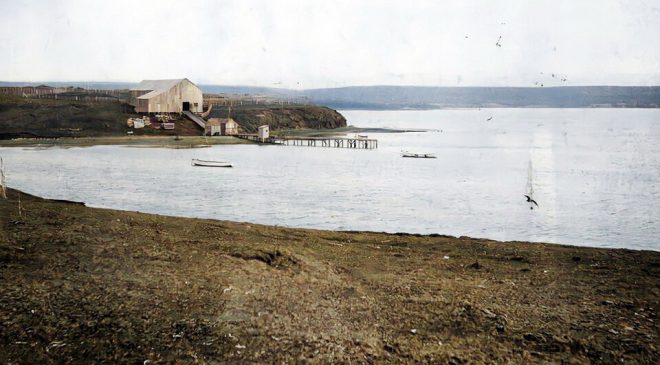 Puerto Luis o Soledad, antigua capital de las Islas Malvinas, donde estaba la guarnición argentina cuando fue desalojada violentamente por los ingleses. Imagen: AGN (enero 1938).