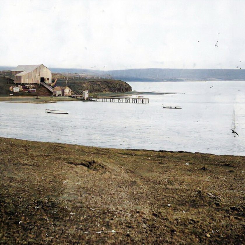 Puerto Luis o Soledad, antigua capital de las Islas Malvinas, donde estaba la guarnición argentina cuando fue desalojada violentamente por los ingleses. Imagen: AGN (enero 1938).