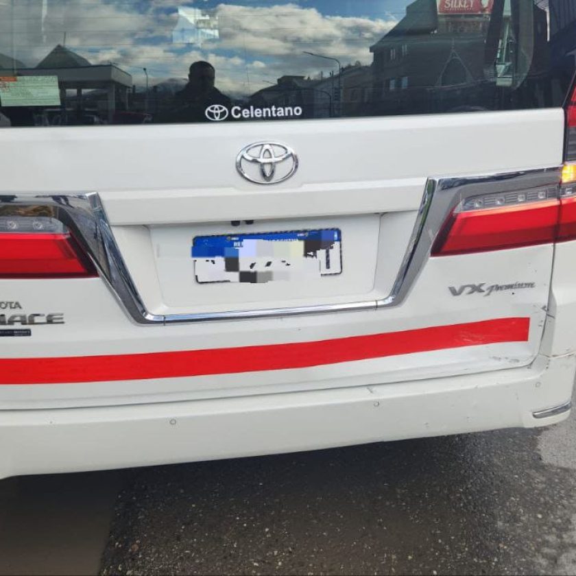 Choque entre un taxi y un furgón turístico