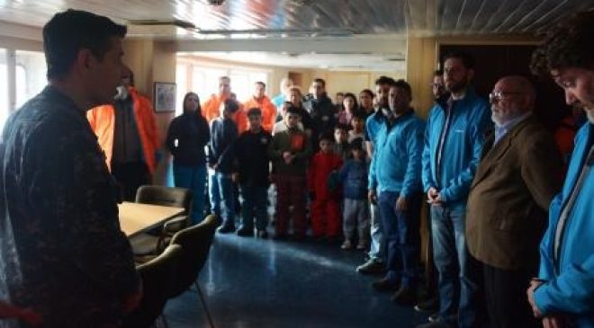 Frente a la base Petrel, la tripulación del “Irízar” reivindicó la soberanía argentina de Malvinas