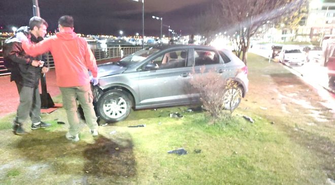 Conductor resulta lesionado al chocar con un vehículo estacionado