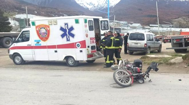 Motociclista resulta herido al colisionar con un utilitario