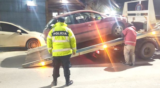 En estado de ebriedad y sin papeles, conductor chocó a un vehículo estacionado