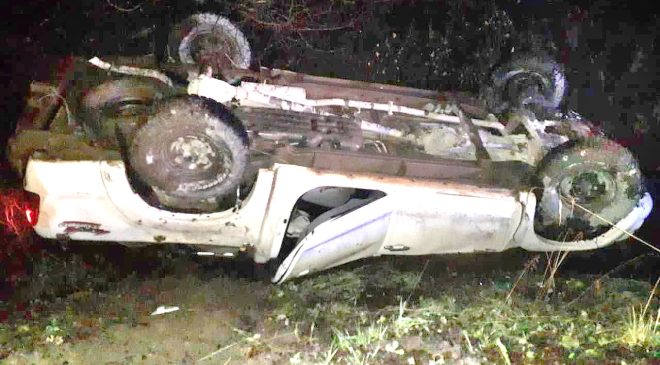 Dos hombres resultan ilesos al volcar la camioneta en la que viajaban