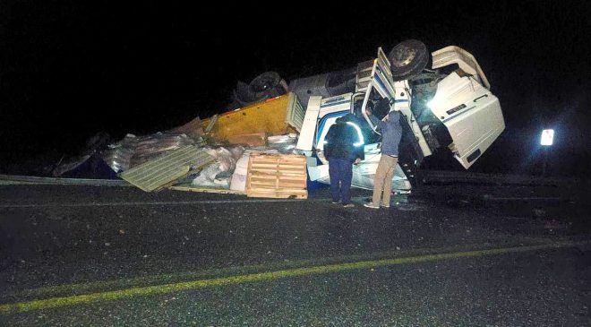 Volcó un camión cargado de bolsas plásticas