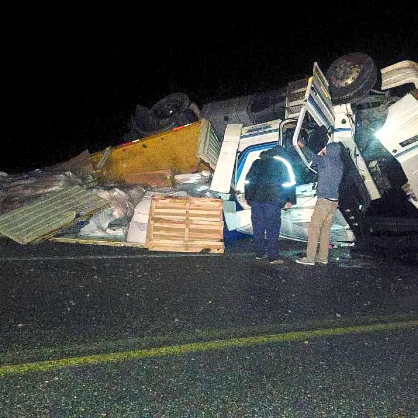 Volcó un camión cargado de bolsas plásticas