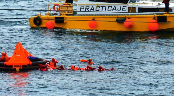 Capacitación práctica en técnicas de supervivencia en el mar