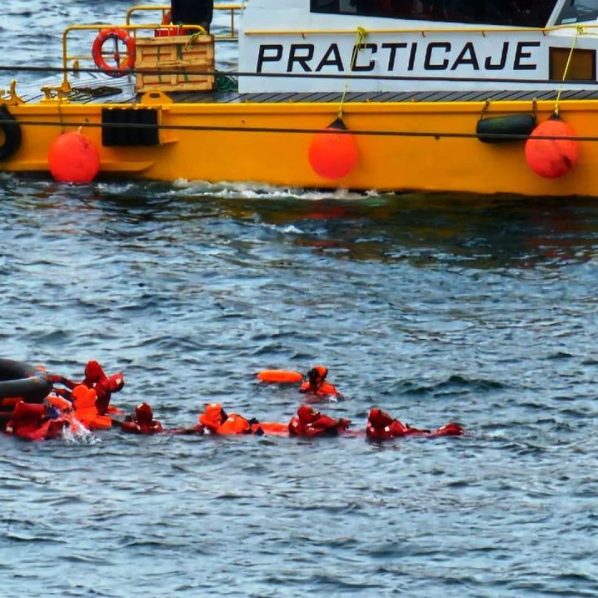 Capacitación práctica en técnicas de supervivencia en el mar