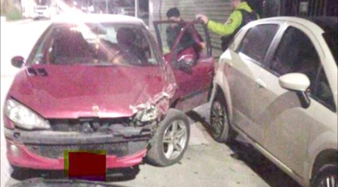 En estado de ebriedad y sin papeles, conductor chocó a un vehículo estacionado